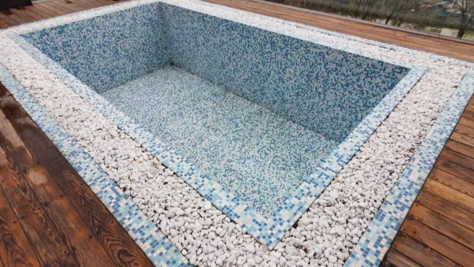 ویژگی‌ ها و مزایای سرامیک استخر